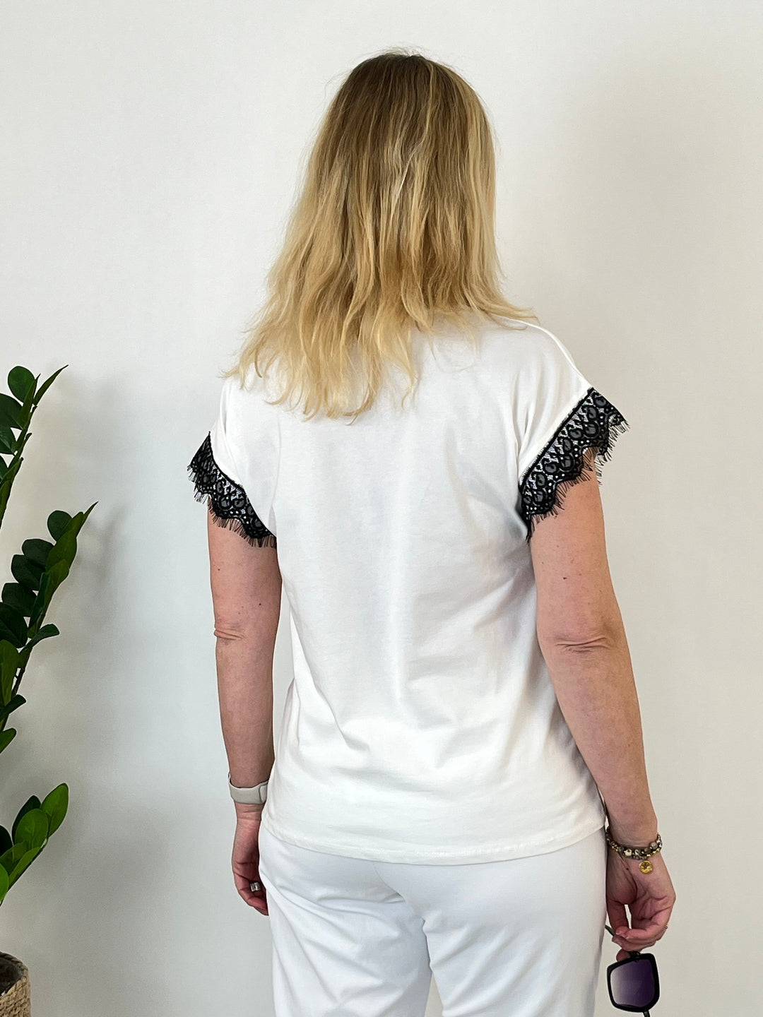 T-Shirt mit Blüten-Applikation &amp; Spitze, ecru von Bella Vita - Mode &amp; Lifestyle