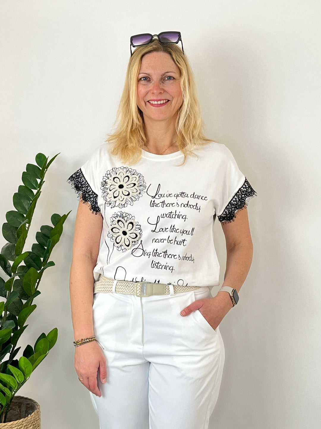 T-Shirt mit Blüten-Applikation & Spitze, ecru von Bella Vita - Mode & Lifestyle