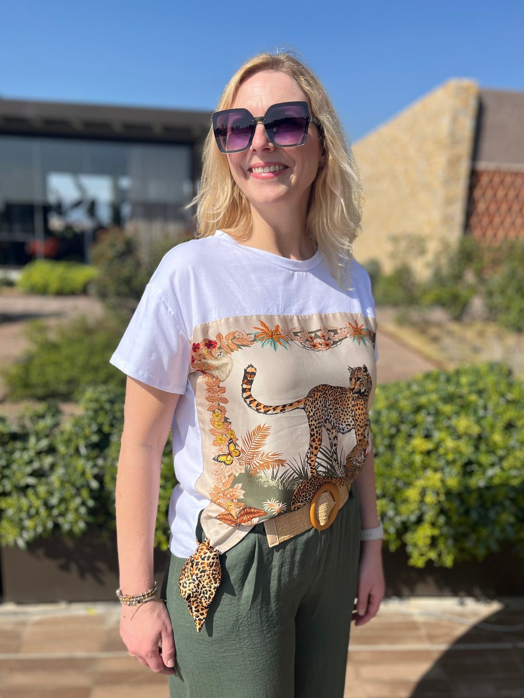 T-Shirt mit Tücherdruck Leo Jungle, beige-khaki von Bella Vita - Mode & Lifestyle