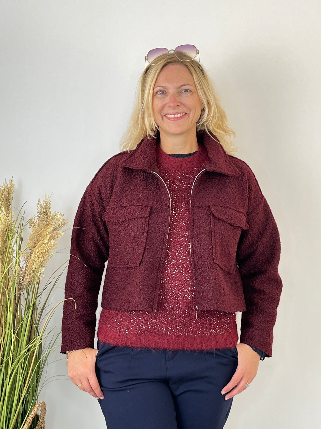 Offene bordeo Teddy-Kurzjacke über glitzerndem Pullover