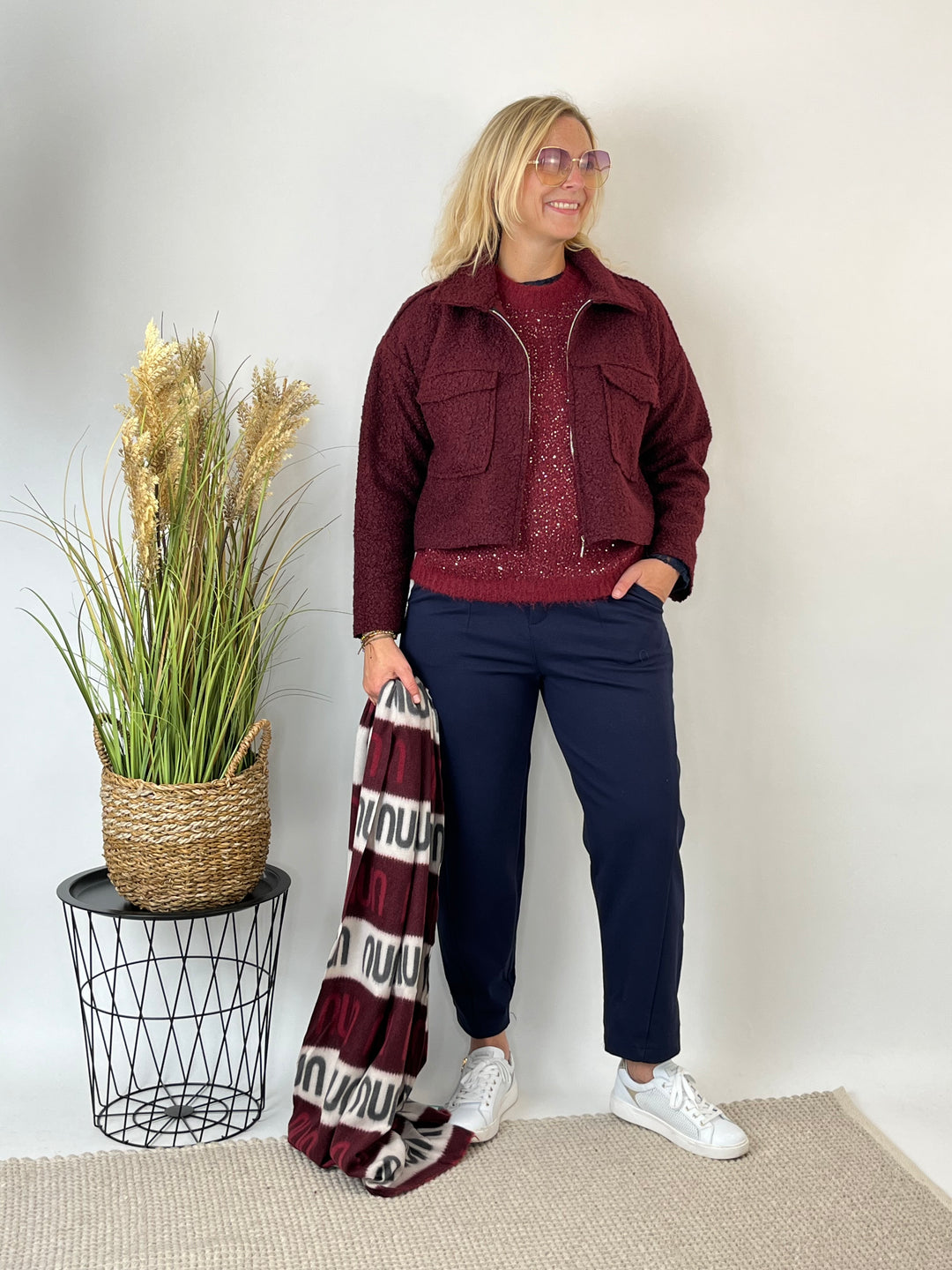 Teddy-Kurzjacke im lässigen Outfit mit Schal und Sneakers