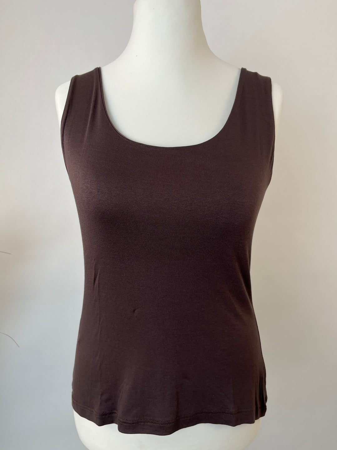 Top Essential mit Rundhals, Medium Braun von Bella Vita - Mode &amp; Lifestyle