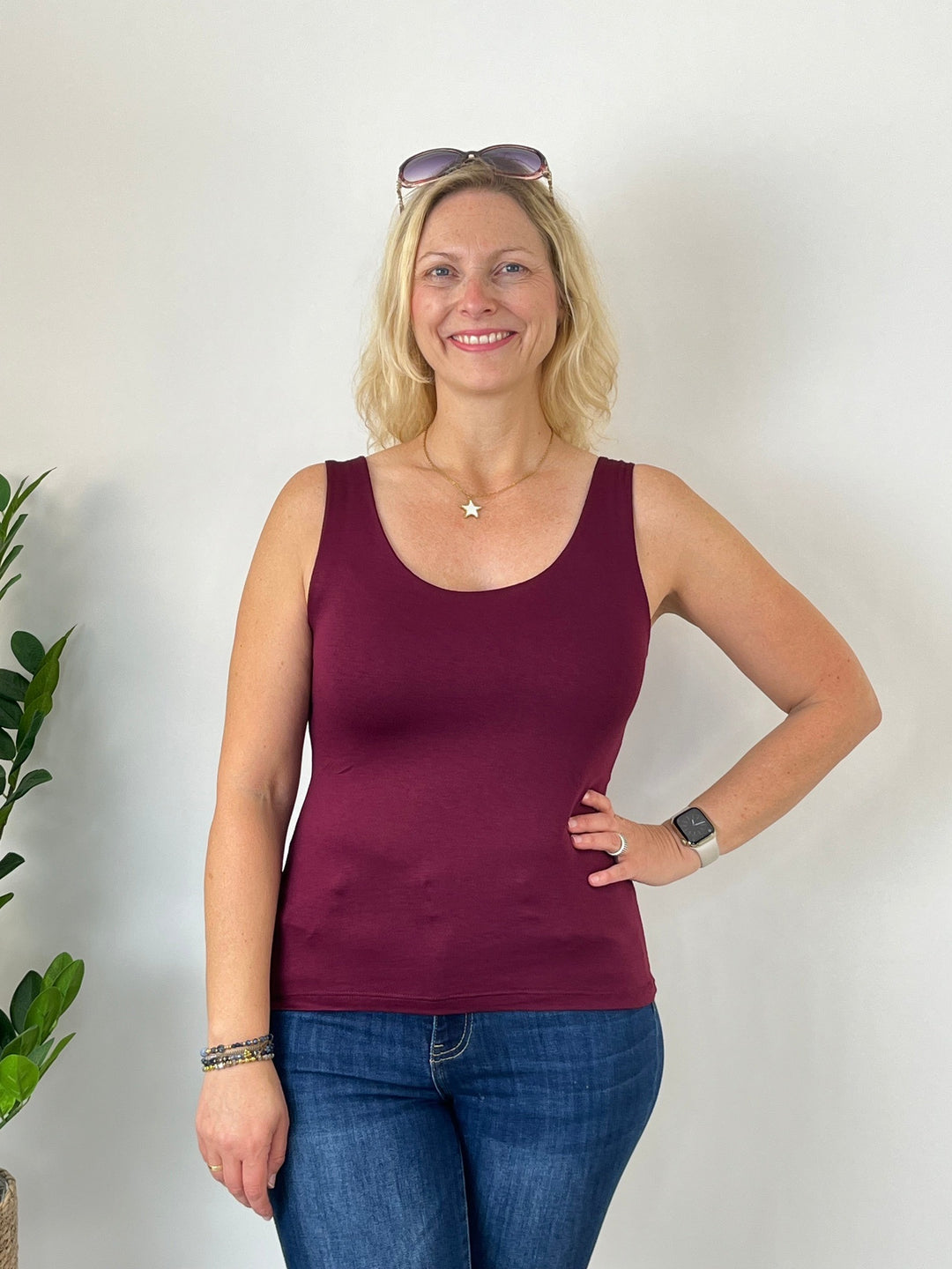 Dunkelrotes Basic Top mit Rundhalsausschnitt, Frontansicht mit Jeans