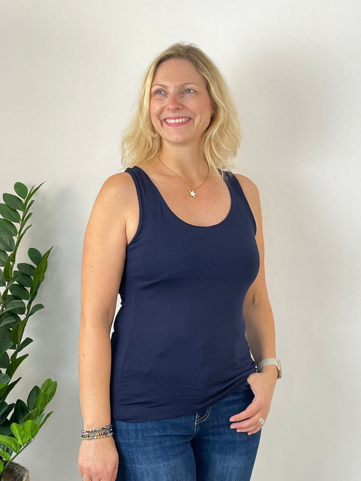 Navy ärmelloses Top mit Rundhals, seitliche Ansicht mit Jeans