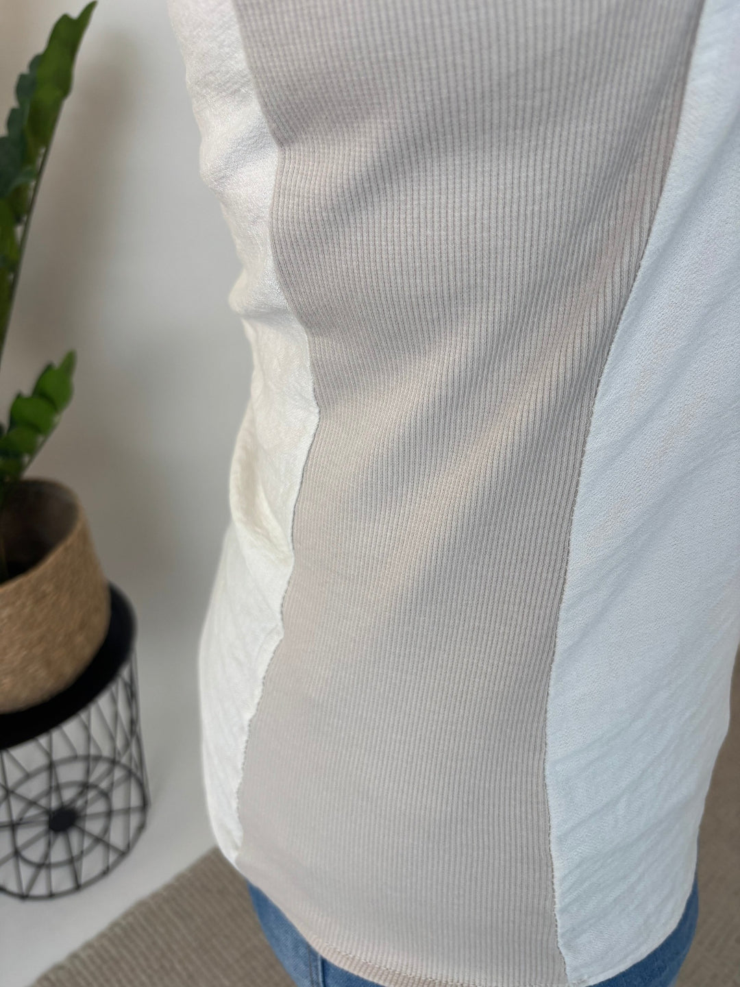 Ecru Viskose Top mit floraler Spitze und seitlichen Rippinsätzen