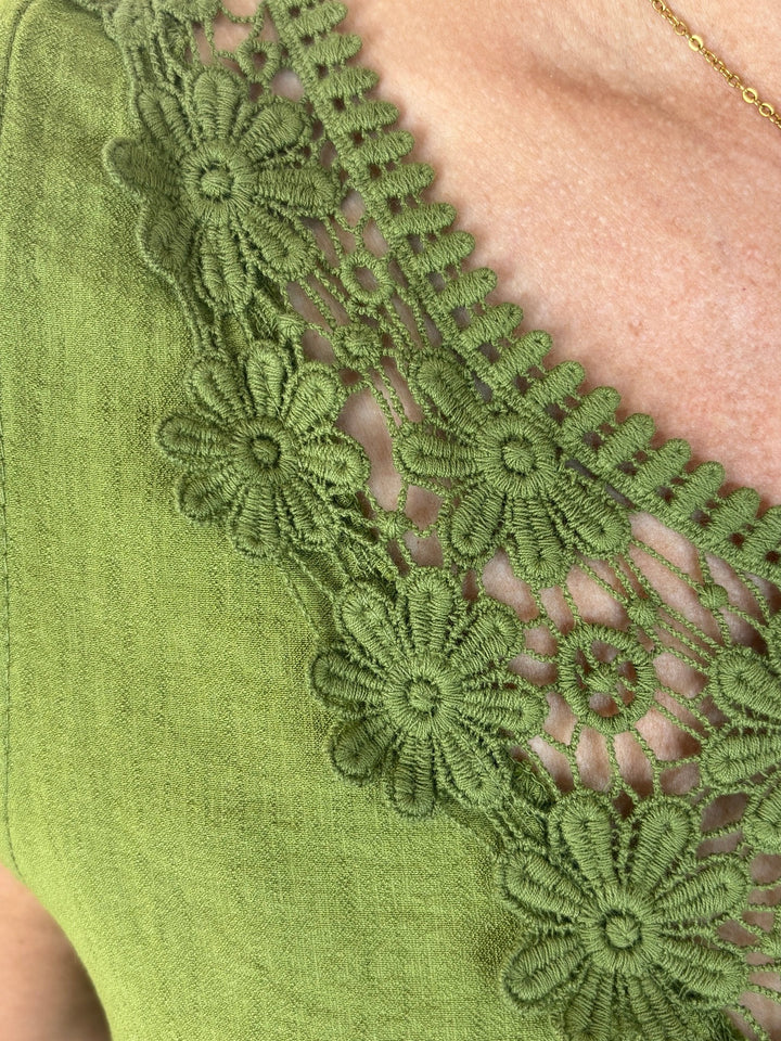 Detailaufnahme florale Spitze mit Blumenmotiven am V-Ausschnitt