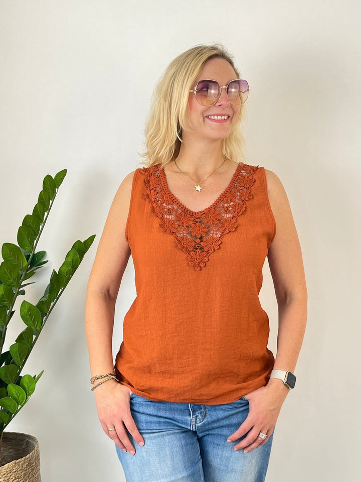 Orange Viskosetop mit floraler Spitze und seitlichen Rippeneinsätzen