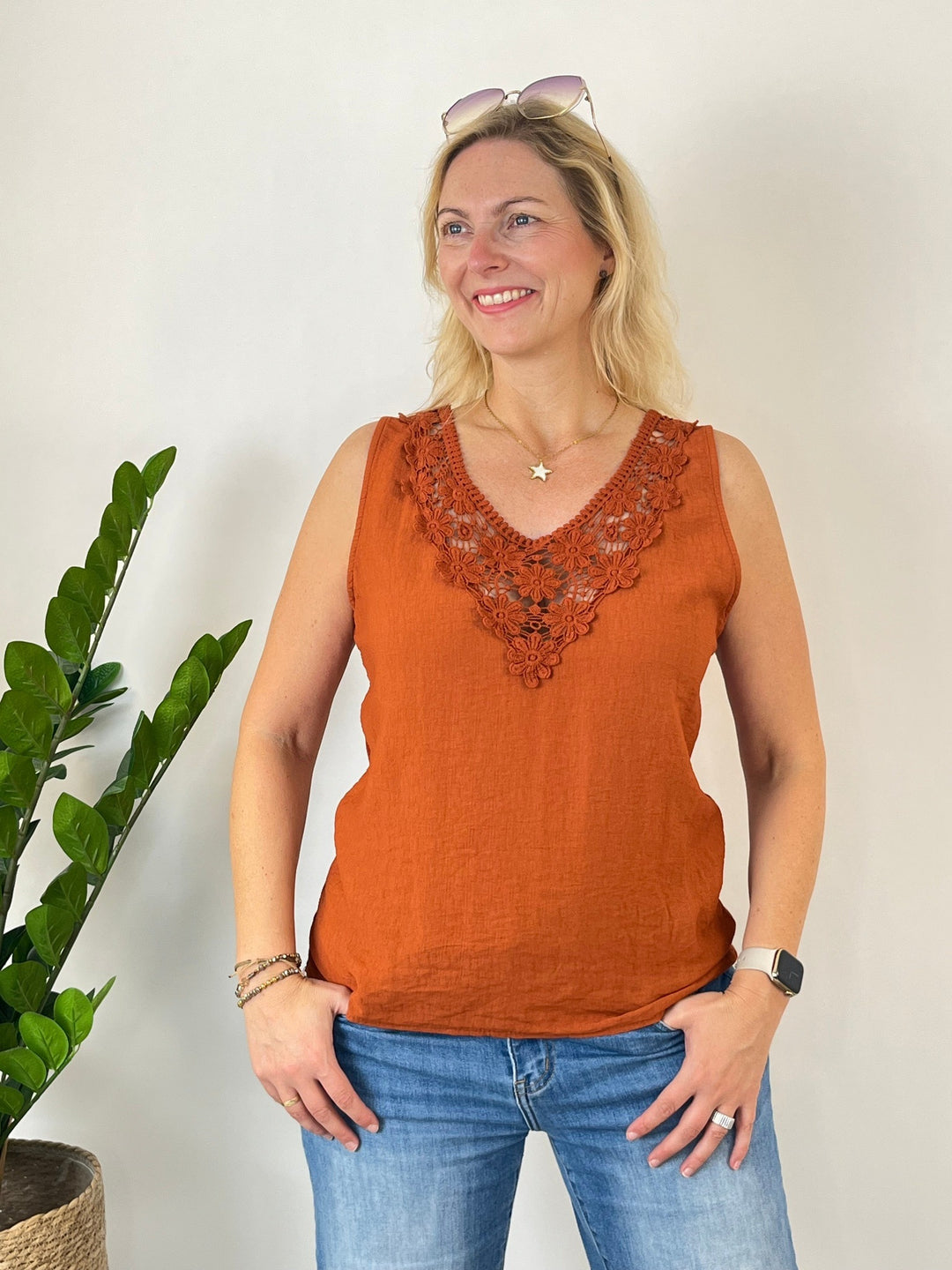 Orange Top mit floralem Spitzenbesatz und gerippten Seitenteilen