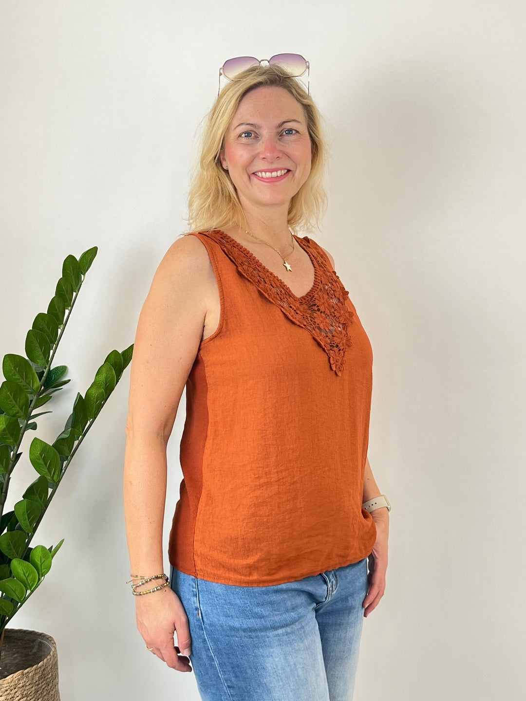 Orange ärmelloses Viskosetop mit floraler Spitze am V-Ausschnitt