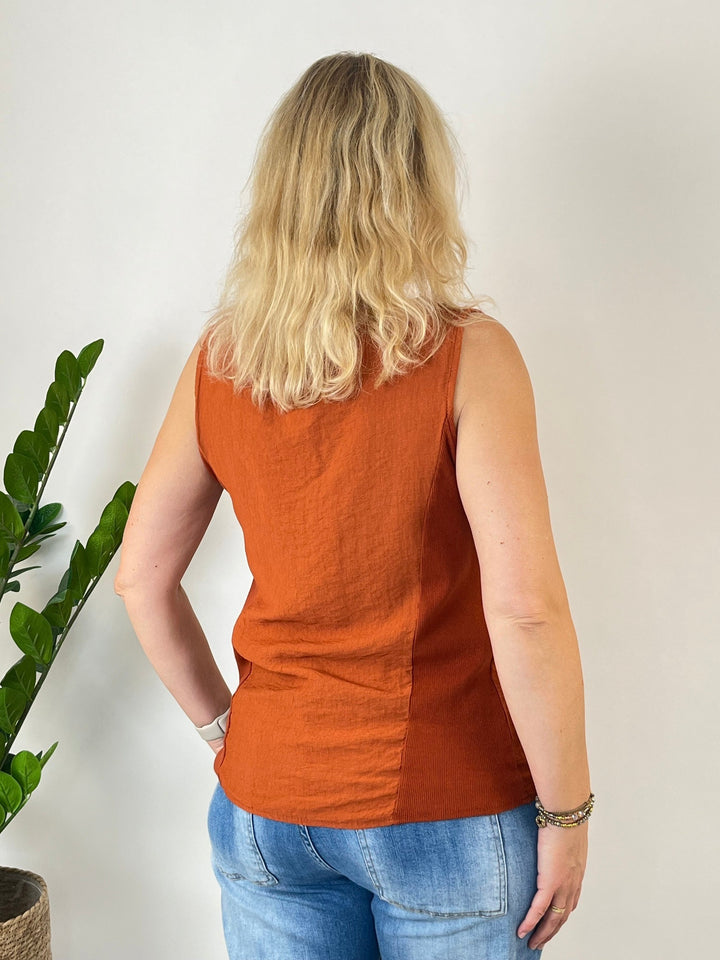 Rückansicht orange Top mit vertikalem geripptem Stoffstreifen