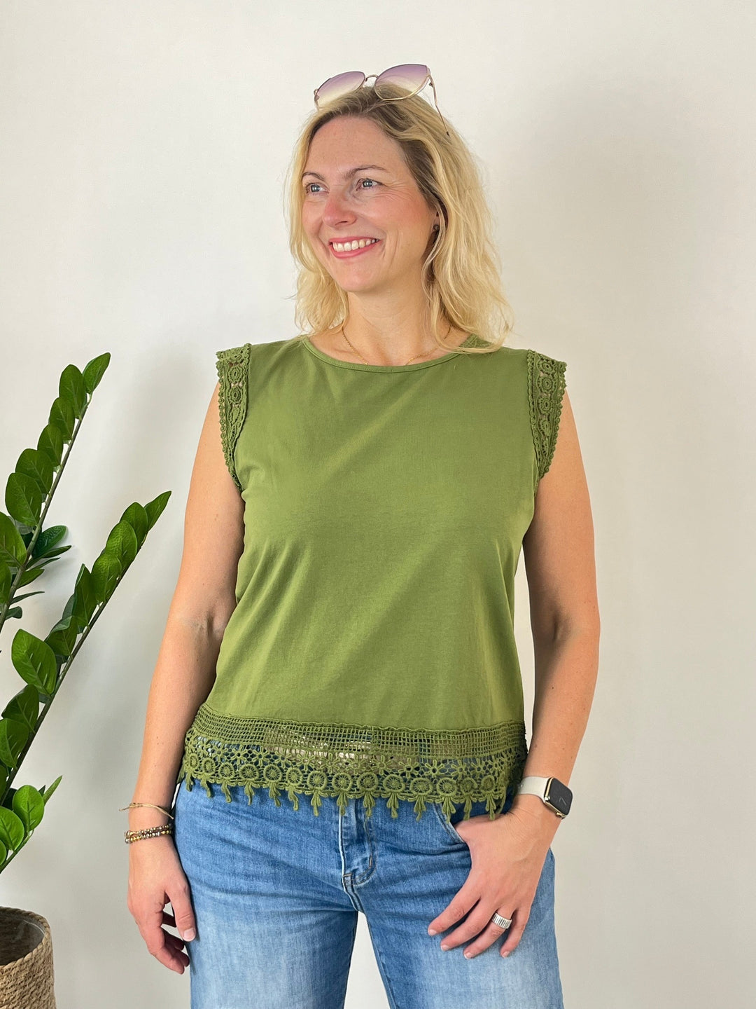 Frauen olivgrünes Spitzentop im Sommer-Look mit Jeans