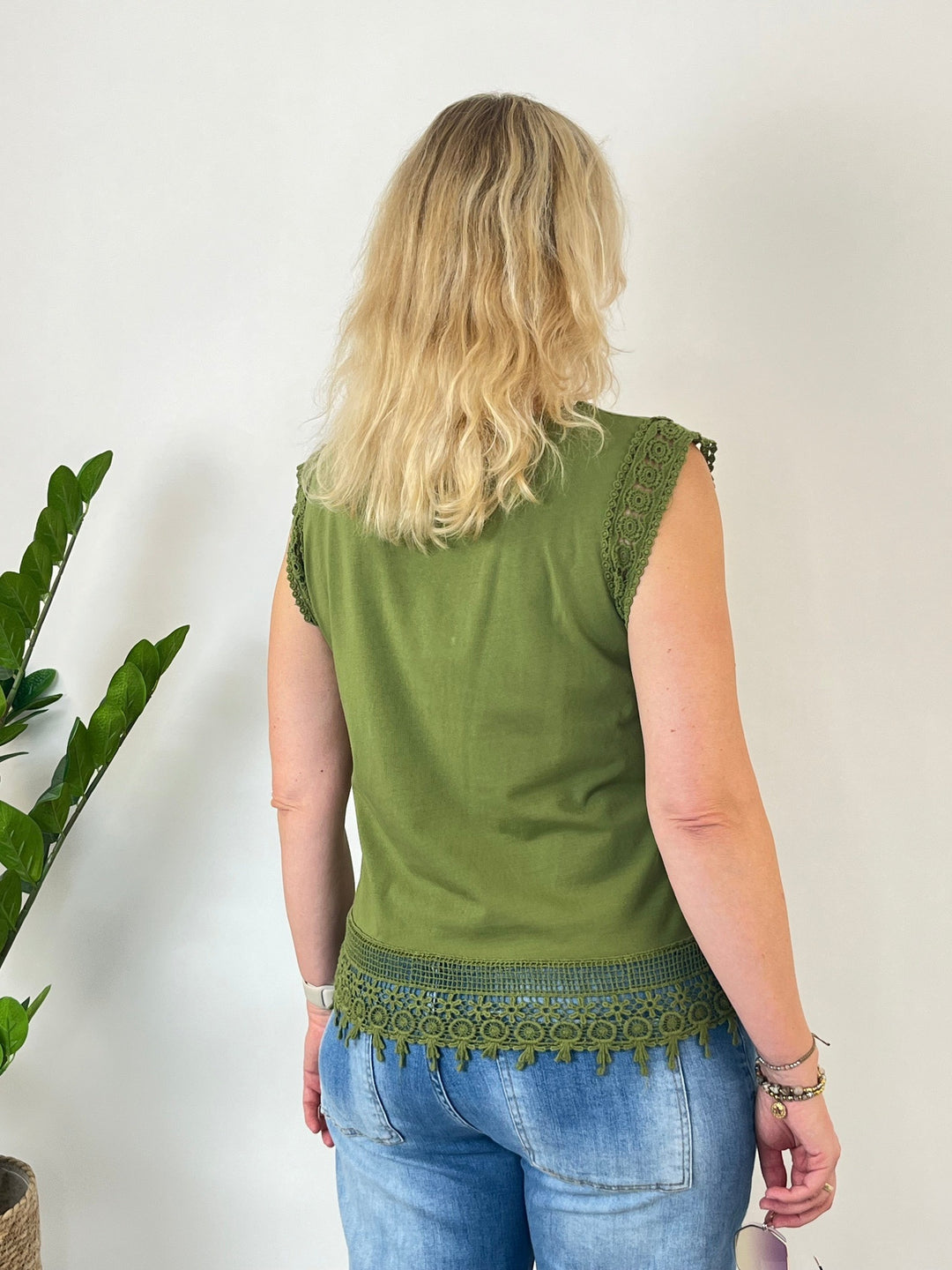 Rückansicht olivgrünes Sommer-Top mit Häkelspitzenbesatz