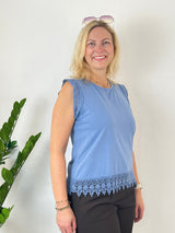 Hellblaues Sommer-Top aus Baumwolle mit Häkelspitzen an Schultern und Saum