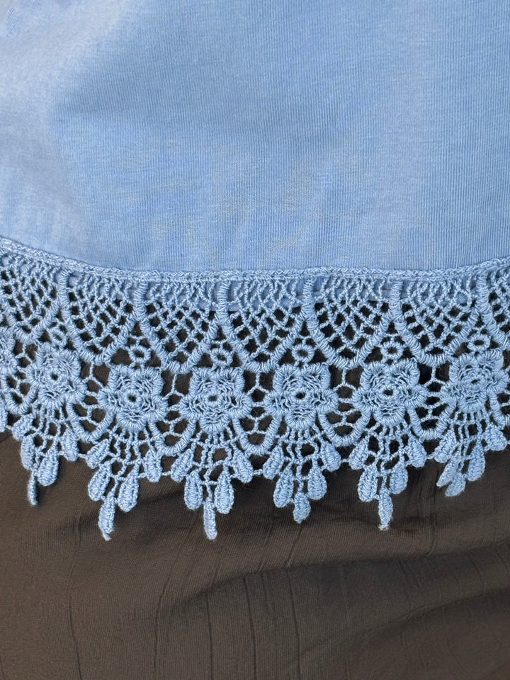 Detailaufnahme blaue Häkelspitze am Saum des Sommer-Tops mit floralen Mustern