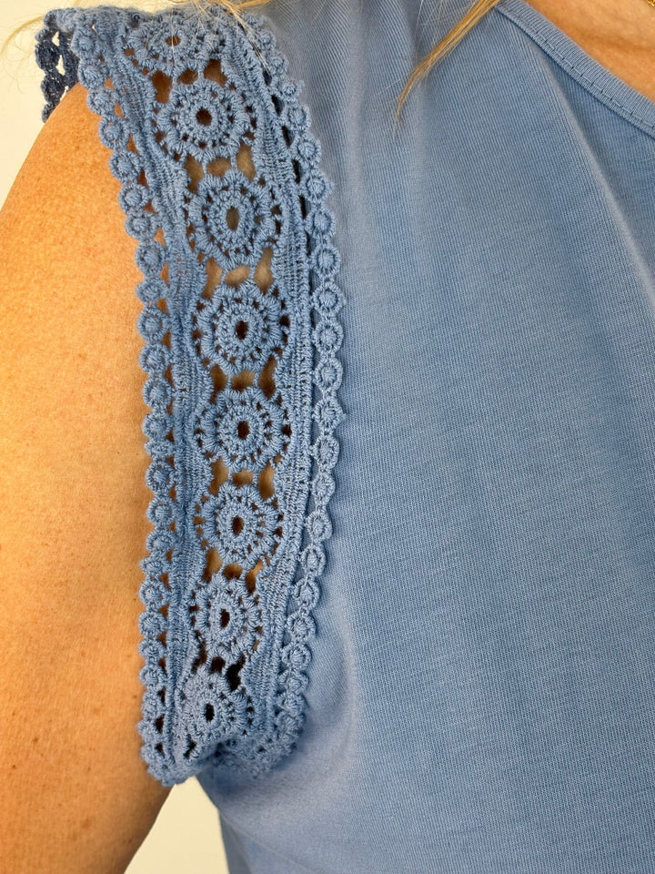 Nahaufnahme Schulterbereich hellblau Top mit breitem Häkelstreifen und Blumenmuster