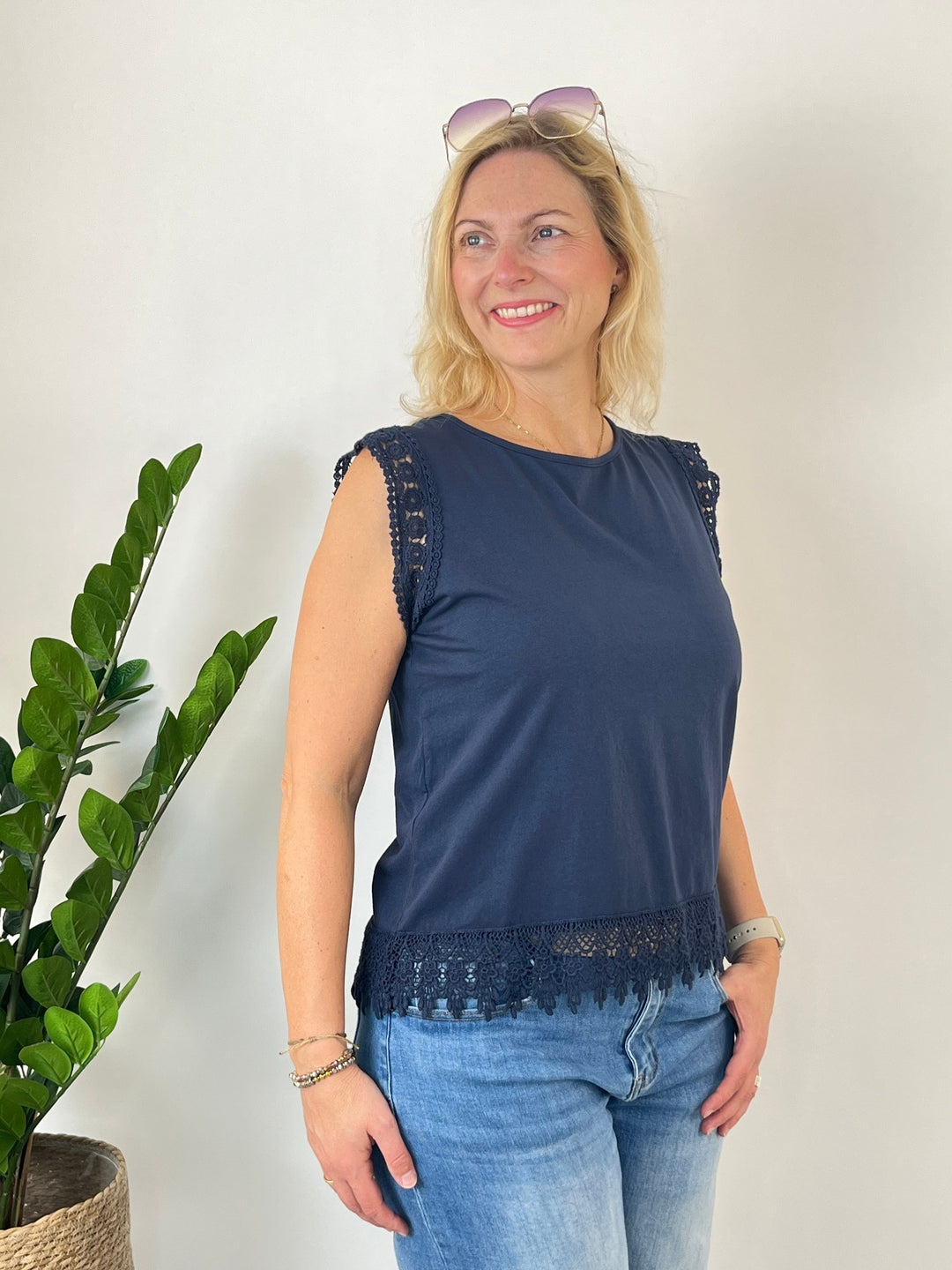 Seitenansicht marineblauer Sommer-Lace Top mit Häkelspitzen-Detail und geradem Saum