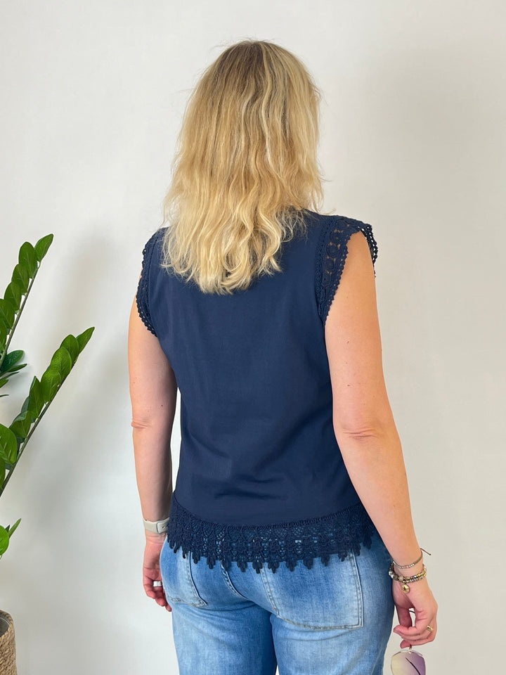 Rückansicht marineblauer Damen-Sommer-Lace Top mit Häkelspitzen-Applikation an den Schultern