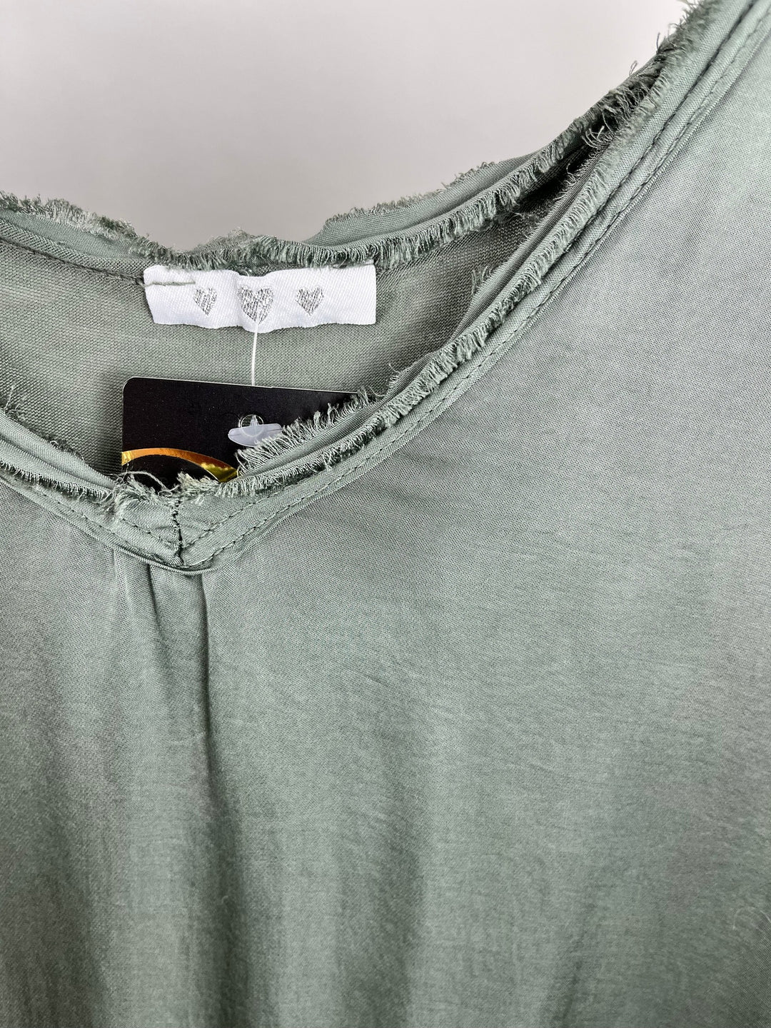 Top mit Fransenkante, khaki von Bella Vita - Mode &amp; Lifestyle