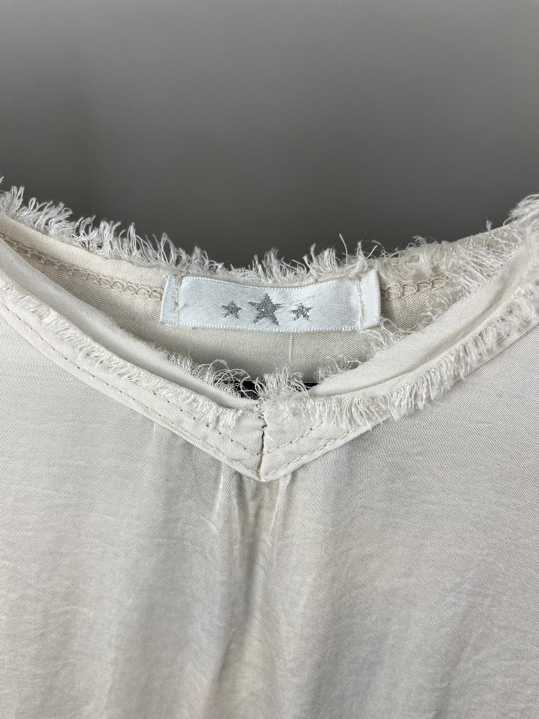 Top mit Fransenkante, stein von Bella Vita - Mode &amp; Lifestyle