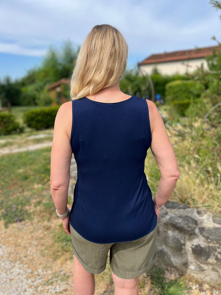 Top mit Seidenanteil, V-Ausschnitt von Bella Vita - Mode &amp; Lifestyle
