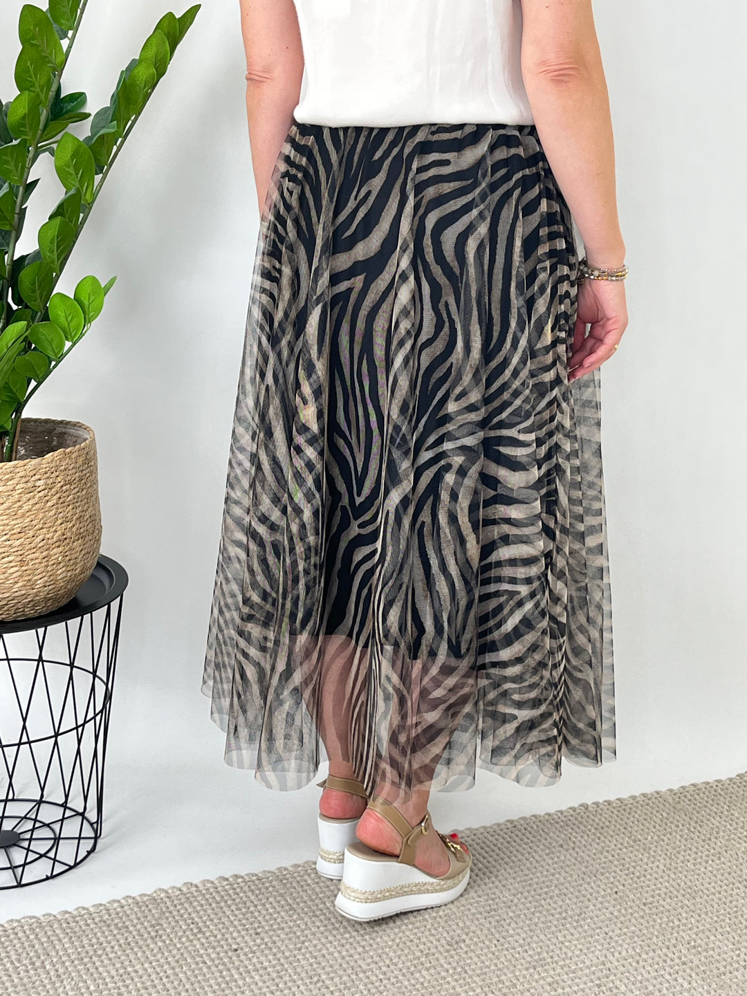 Rückansicht des Zebra-Tüllmaxirocks mit hohem Bund und asymmetrischem Saum
