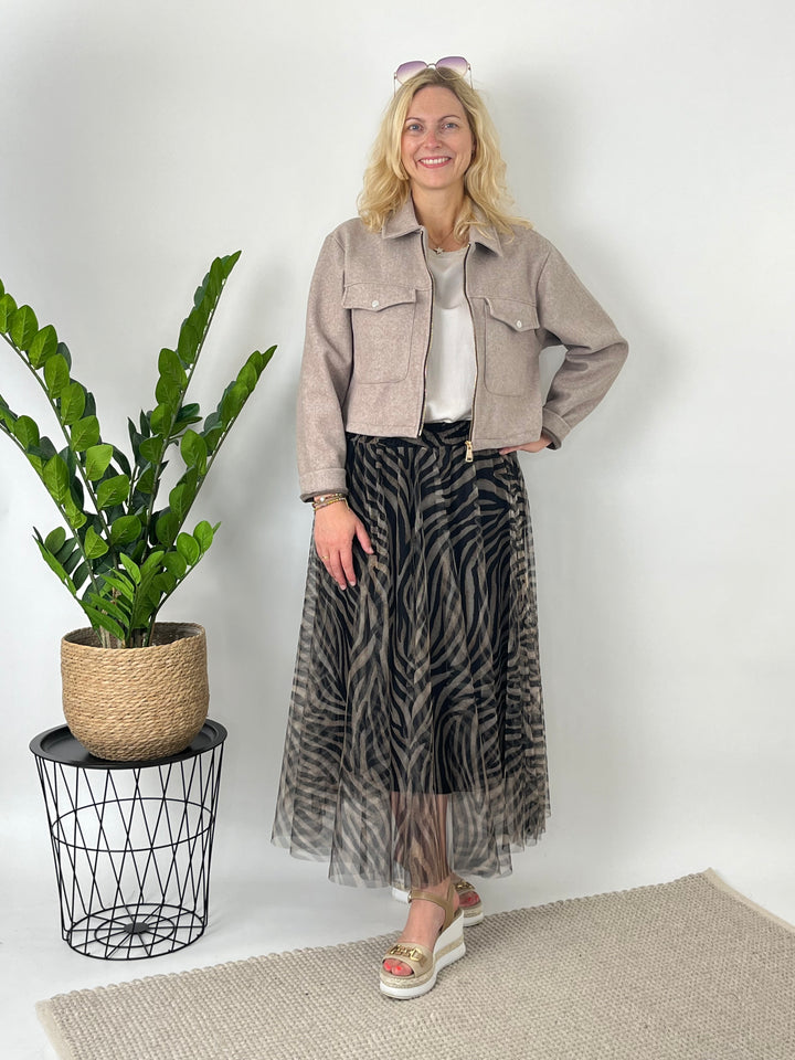 Frauenmode: Schwarz-weißer Zebra-Tüllrock im modernen Urban-Look