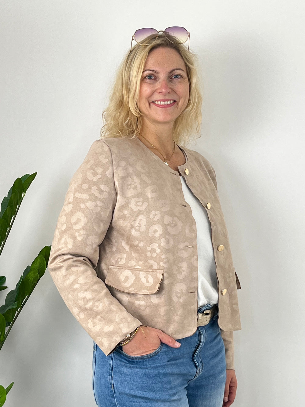 Seitenansicht ecru Blazer mit Leopardmuster für Damen