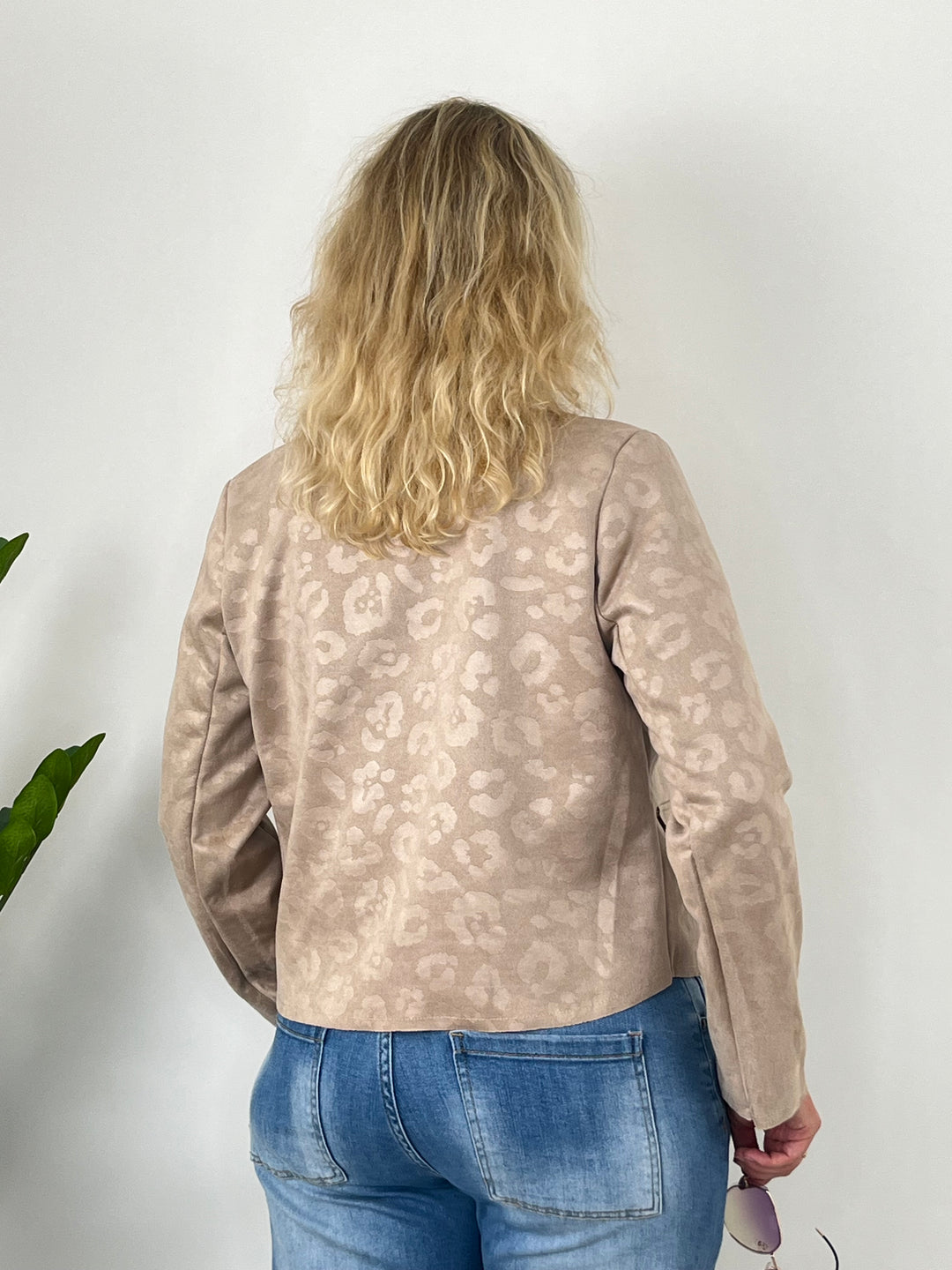 Rückansicht ecru Blazer mit Leopardenprint und gewelltem Saum