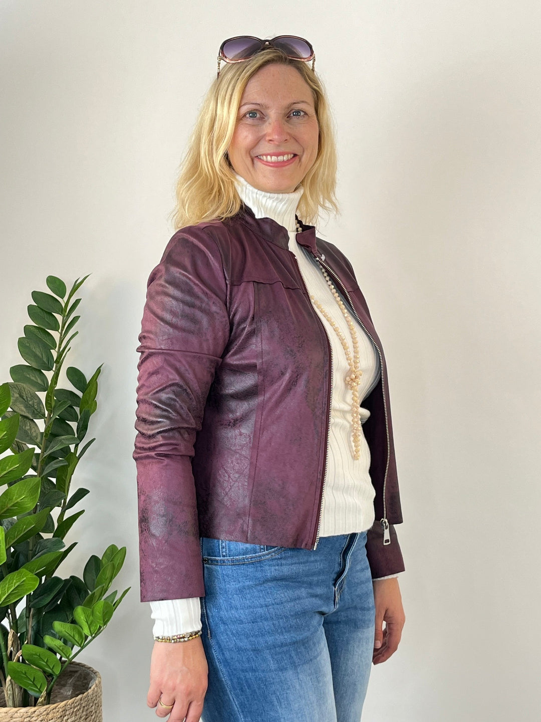 Figurbetonte Passform des burgunderroten Lederimitat-Blazers von der Seite