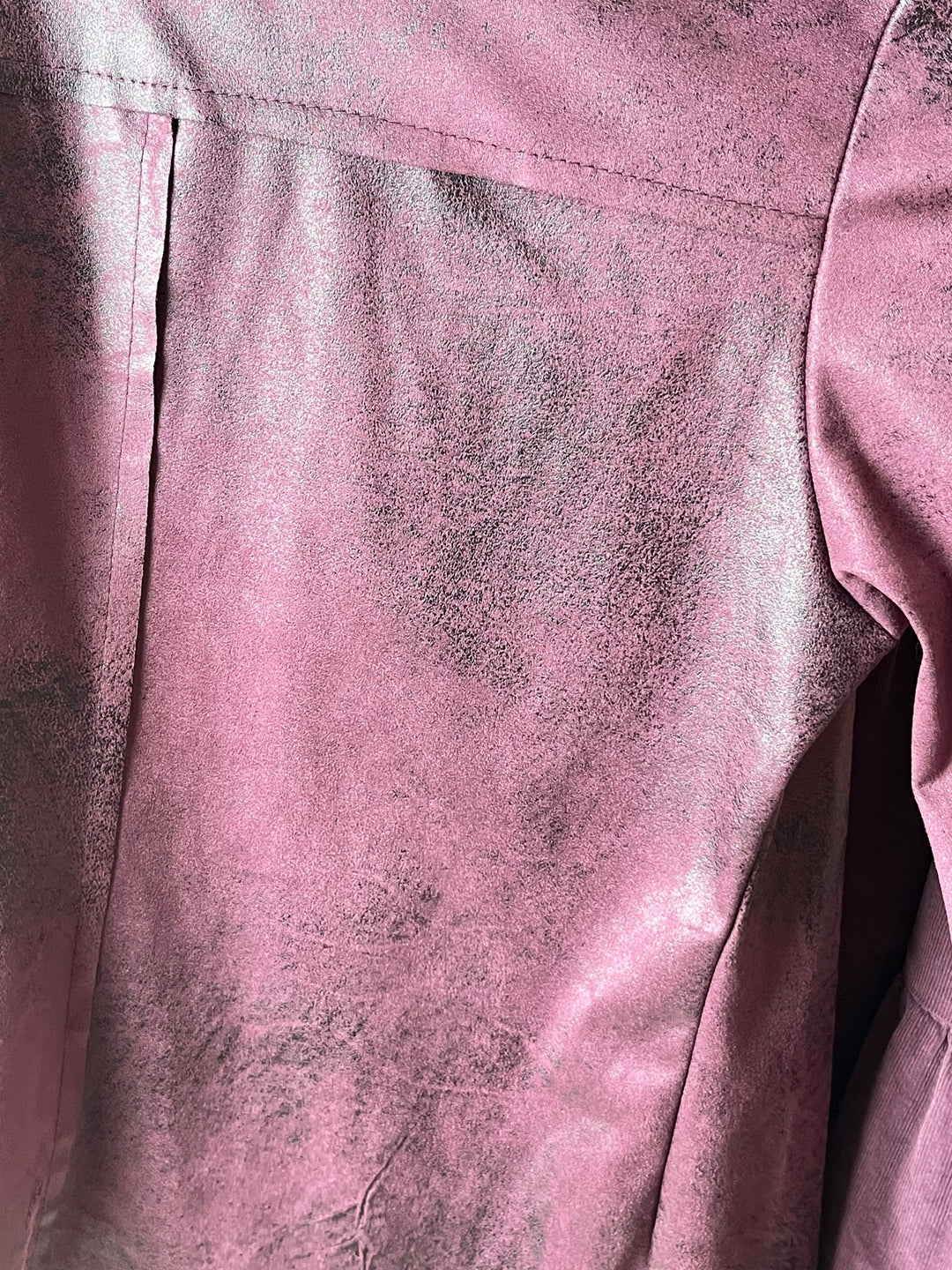 Detailaufnahme der glänzenden marmorierten Textur des Burgund-Blazers