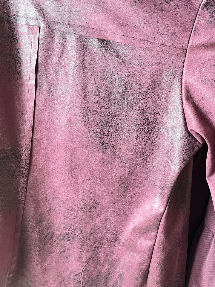 Detailaufnahme der glänzenden marmorierten Textur des Burgund-Blazers