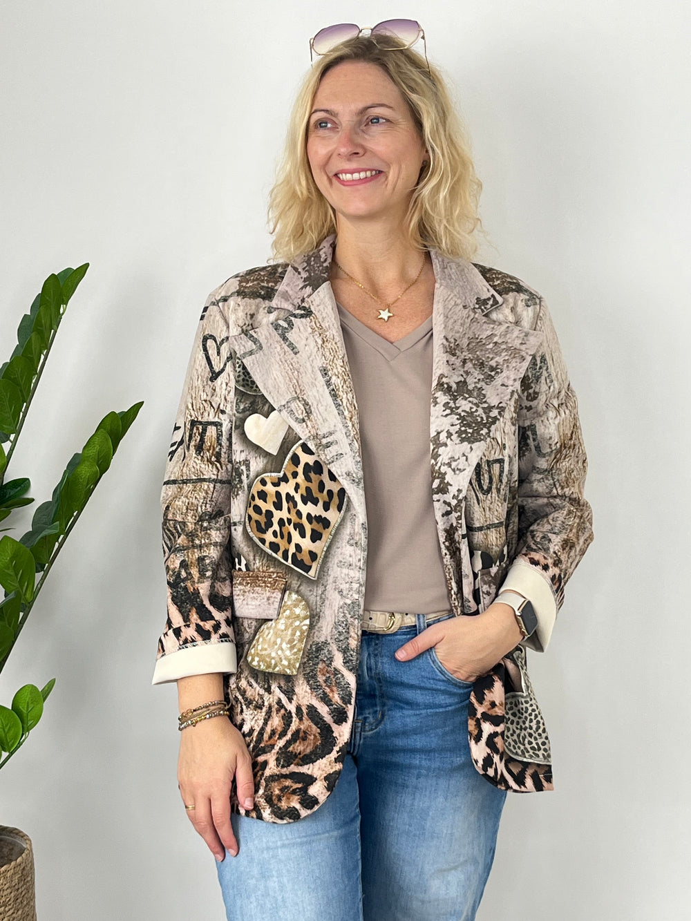Herz-Print Blazer aus weichem Kunstvelour in Beige mit weißen Manschetten