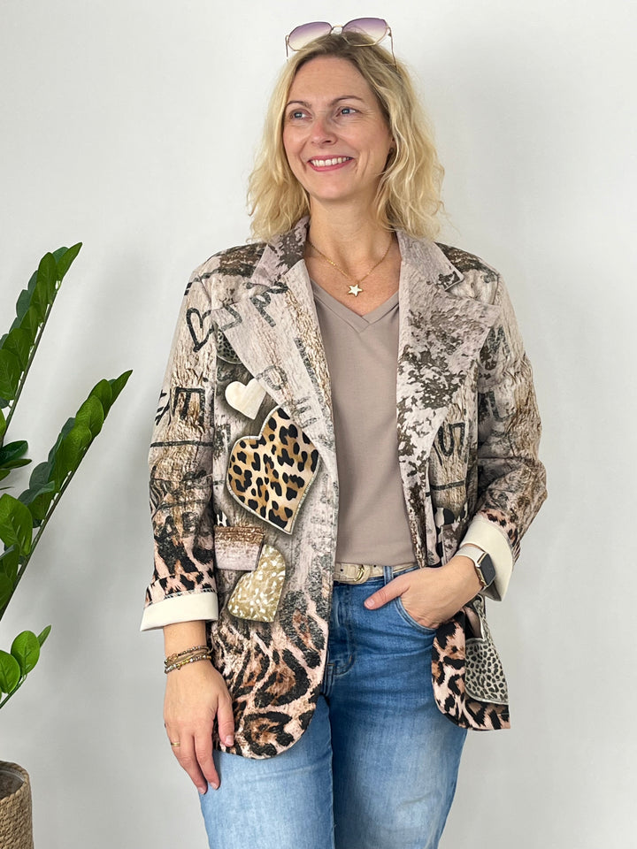 Herz-Print Blazer aus weichem Kunstvelour in Beige mit weißen Manschetten