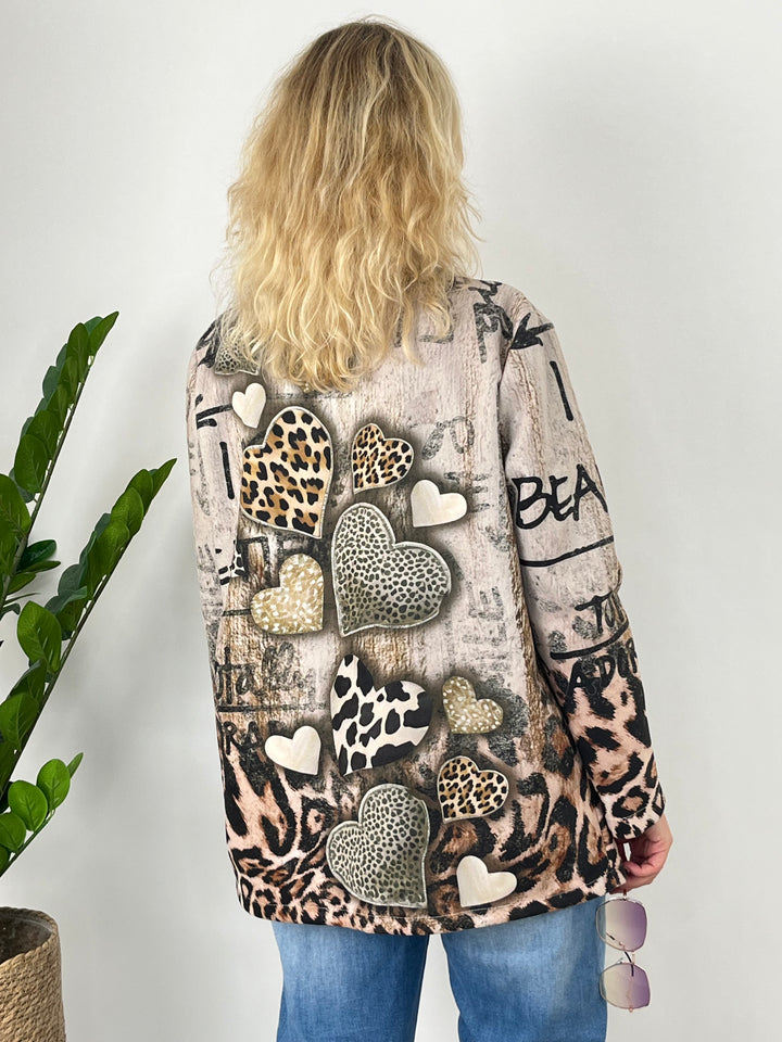 Rückansicht beiger Blazer mit Leopard- und Glitzer-Herzen auf abgenutztem Grund