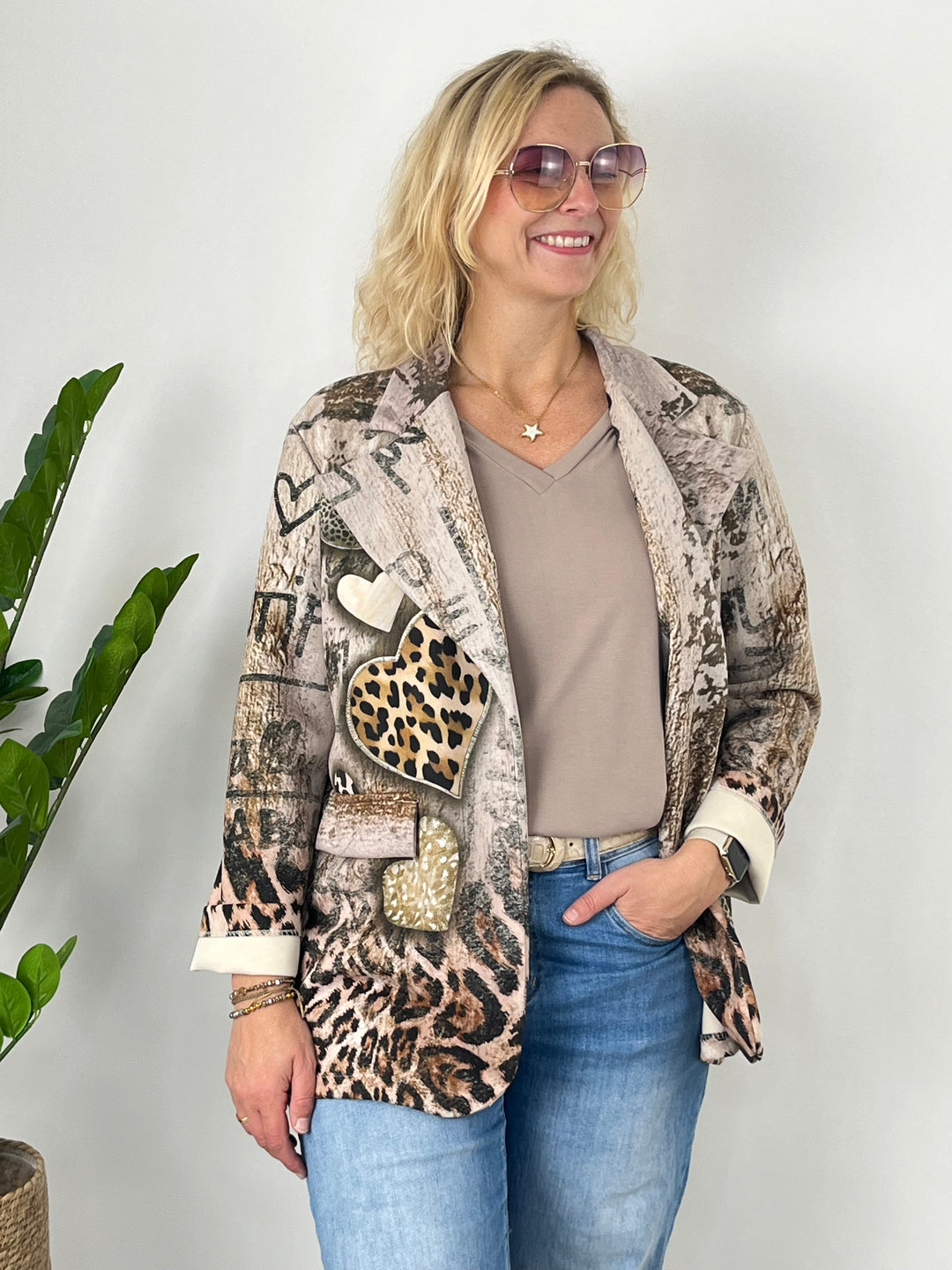 Beiger Velourslederimitat-Blazer mit Herz-Alloverprint und lässigem Schnitt