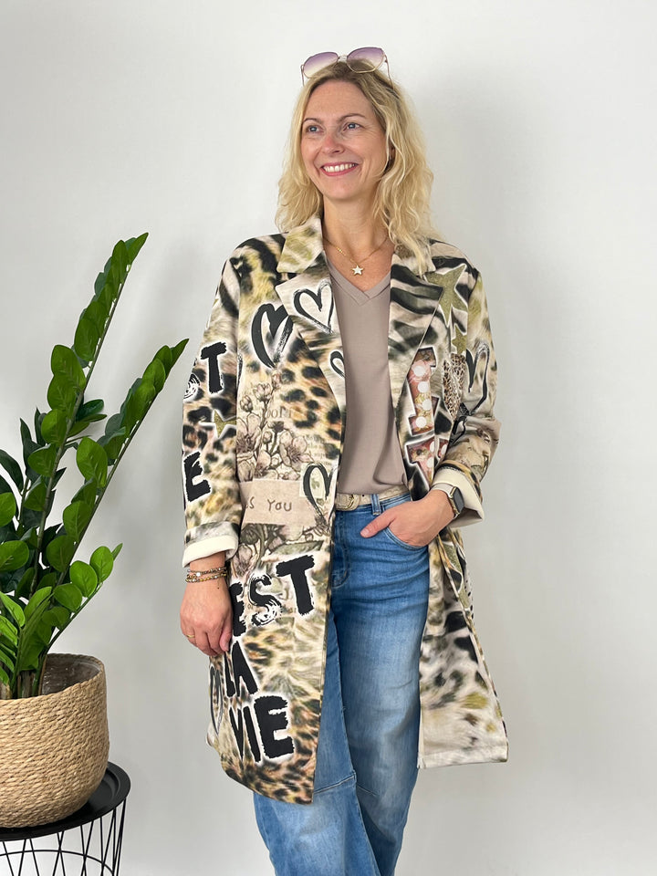 Seitenansicht beiger Blazer mit Zebra- und Leopard-Print im Winter-Look