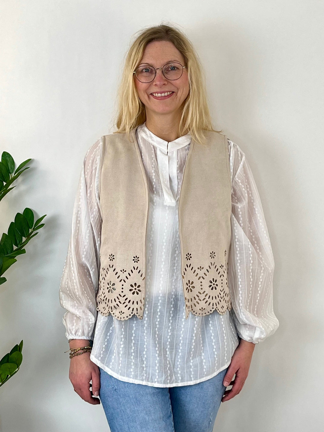 Veloursweste mit Ornamentlochmuster, beige von Bella Vita - Mode & Lifestyle