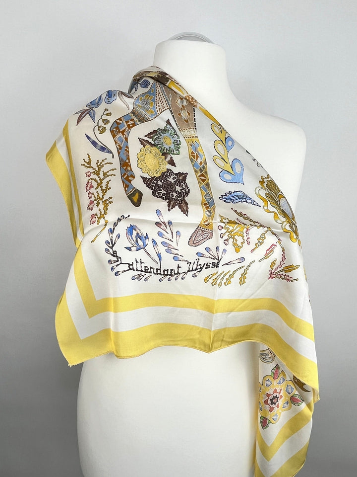 Schal mit Pferdemotiv und Blumenprint in Gelb, Blau und Rot als Schulteraccessoire