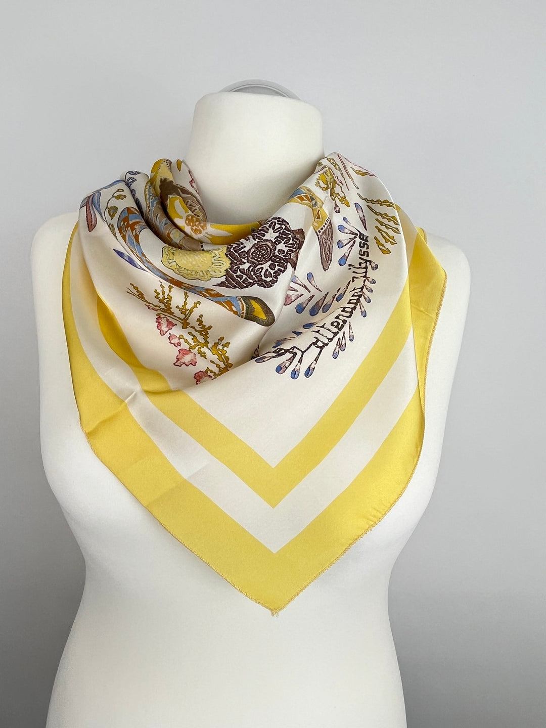 Seidenhalstuch mit Zickzack-Rand und floralem Print in warmen Farben