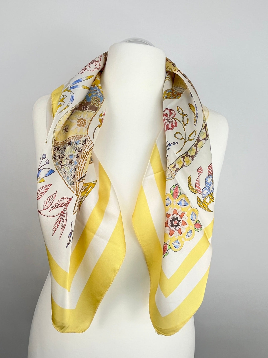Gelbes Seidenschal mit Ornament-Mix-Print und floralen Mustern auf weißem Grund