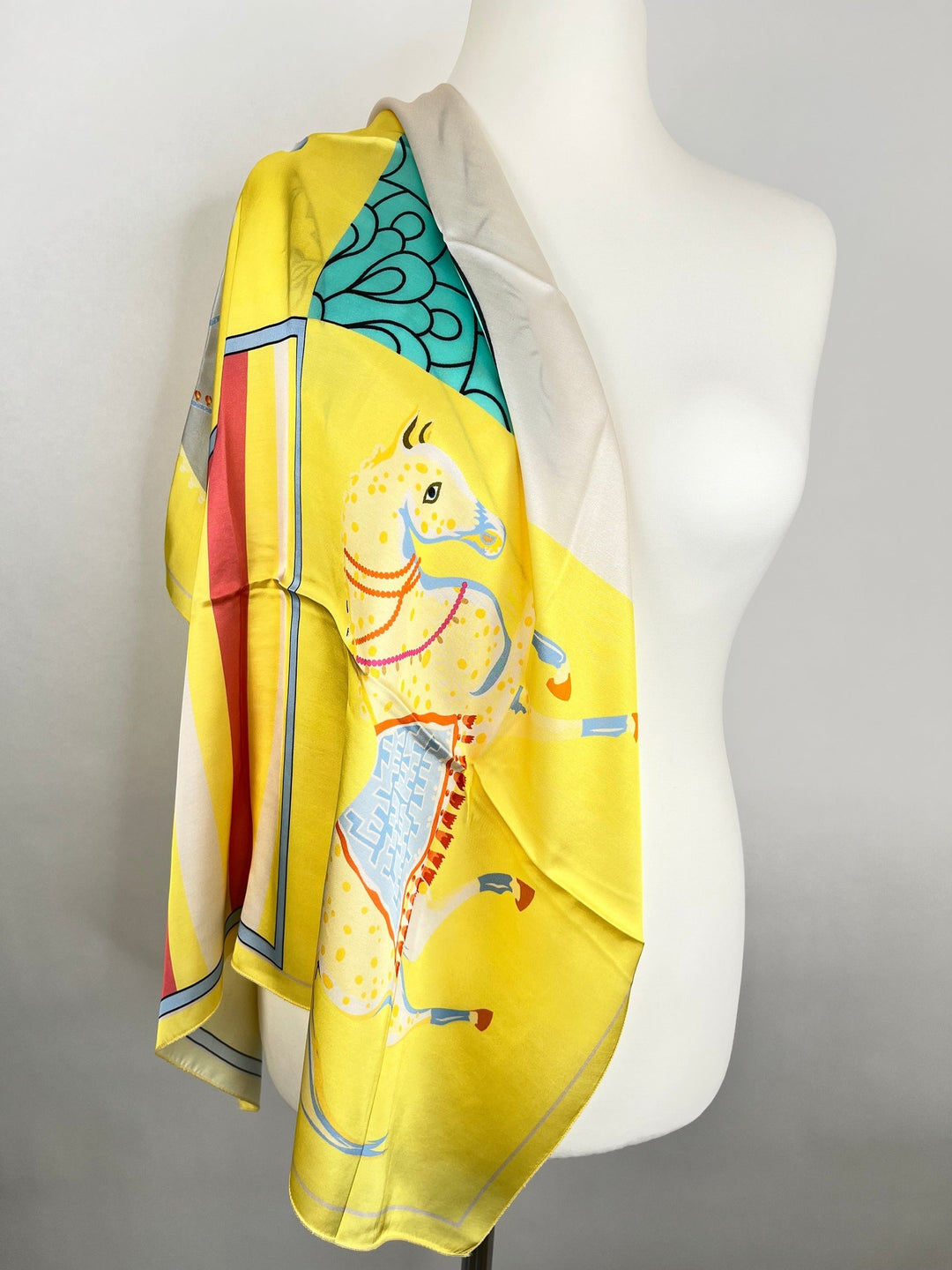 Gelbes Seidentuch mit gestreiftem Pferdekopf und Perlenketten-Detail am Mannequin