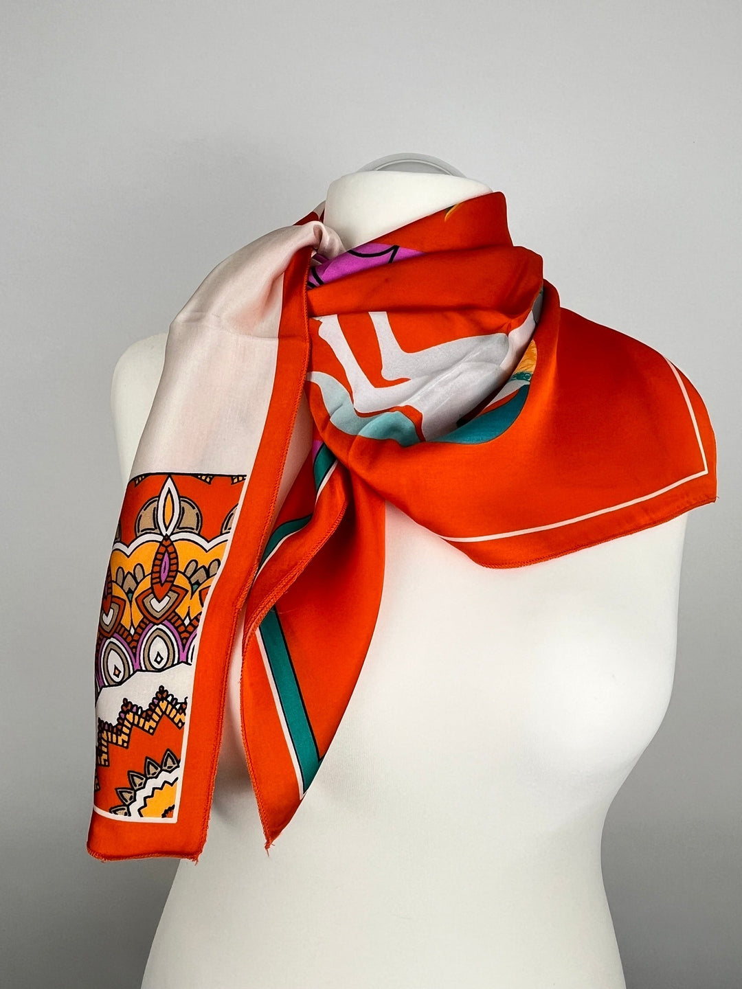 Seidenschal orange weiß mit Ornamentmuster fließender Fall