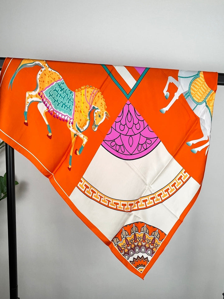 Orange Vierecktuch Seide Patchwork mit stilisierten Pferden und geometrischen Mustern