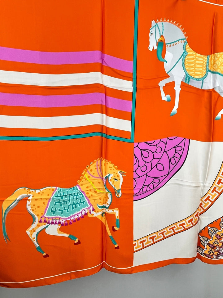 Orange Patchwork Tuch mit Pferde- und Friesmustern im Vierfeld-Design