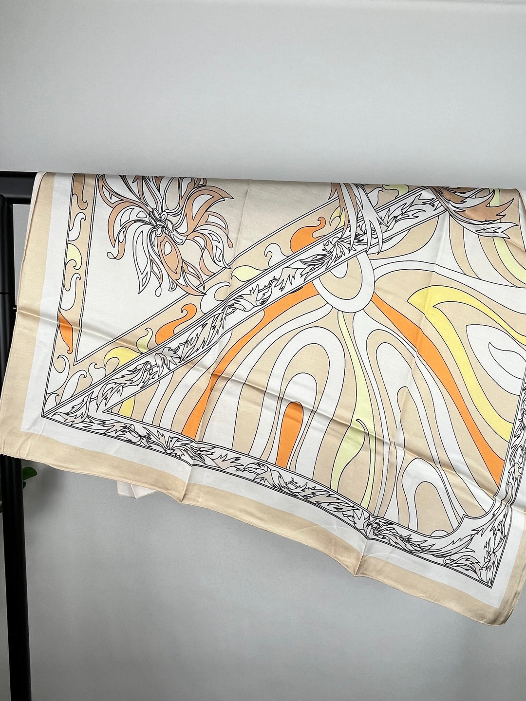 Beiges Vierecktuch mit Seide und Retro-Print auf Metallständer