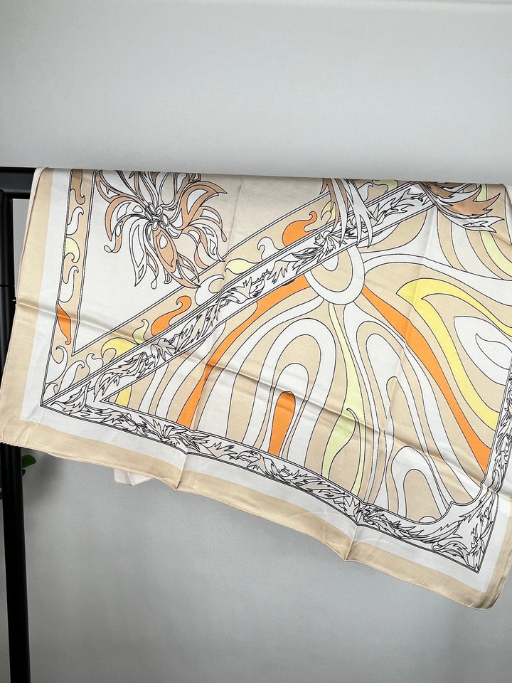 Beiges Vierecktuch mit Seide und Retro-Print auf Metallständer
