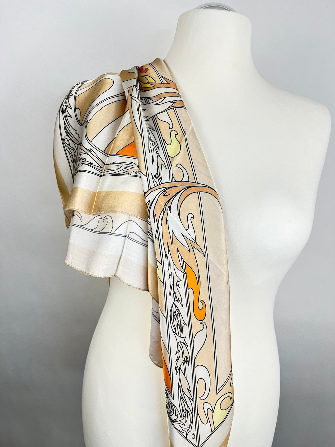 Quadratisches Tuch mit Retro-Print als Schulteraccessoire in Beige Schwarz