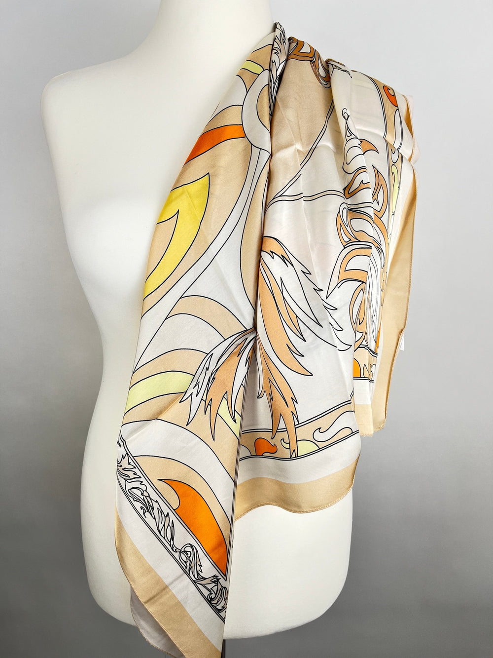Seiden-Vierecktuch Retro-Print über Schulter drapiert mit floralen Details