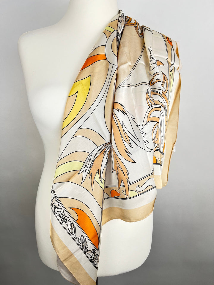 Seiden-Vierecktuch Retro-Print über Schulter drapiert mit floralen Details