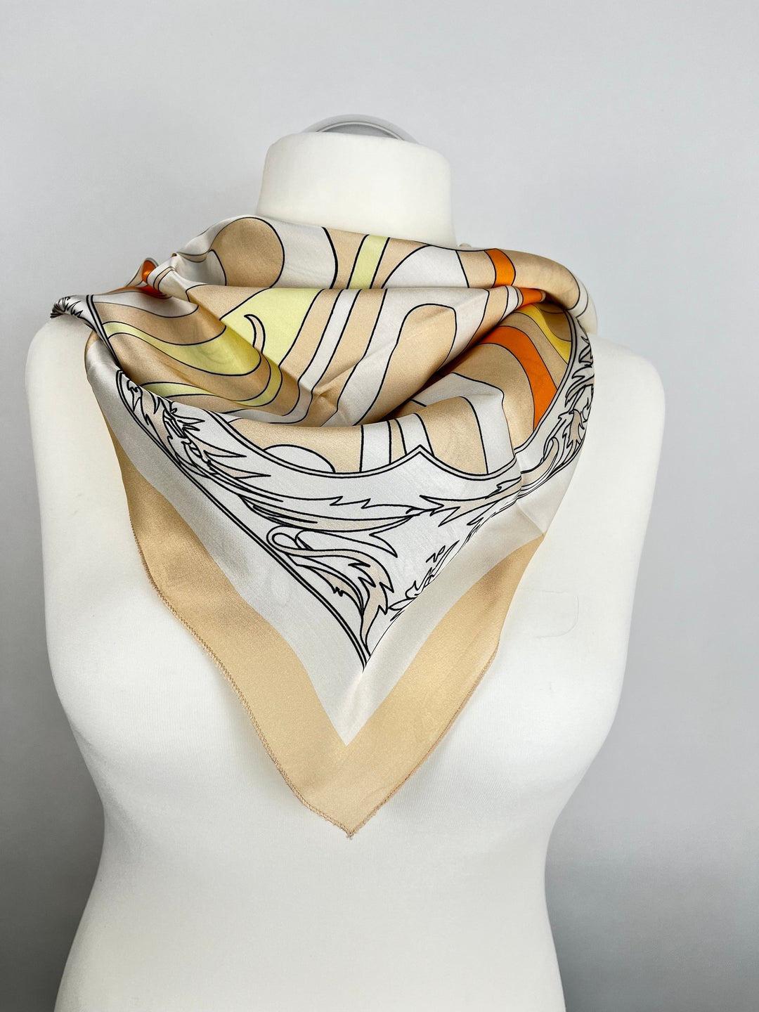 Retro-Print Schal aus Seide um Hals getragen in Beige Orange Gelb